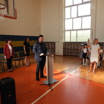 Ślubowanie klas I 2024 r - dyrektor wygłasza rotę ślubowania.JPG