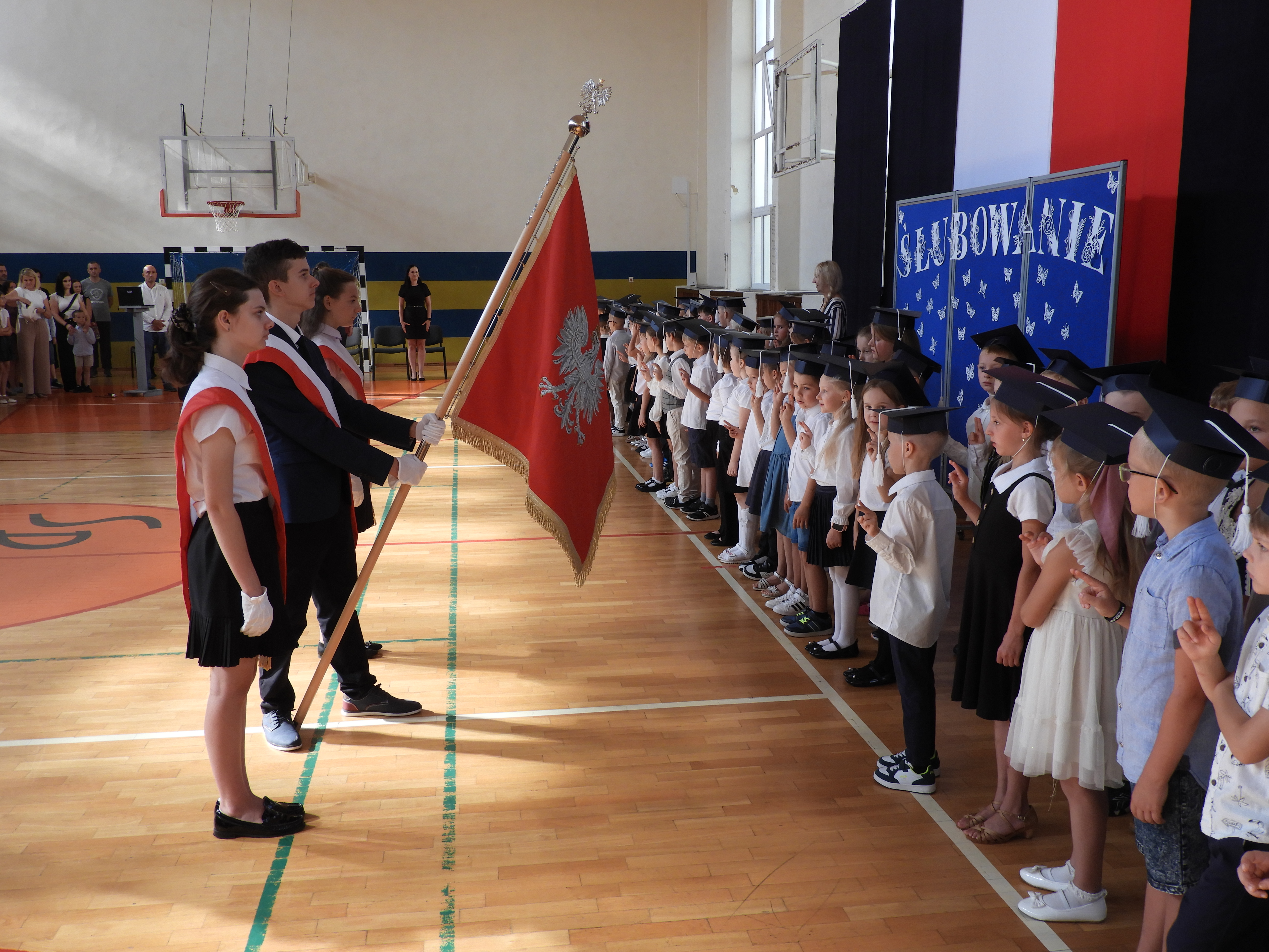 Ślubowanie klas I 2024 r - zdjęcie grupowe dzieci przed pocztem sztandarowym (2).JPG