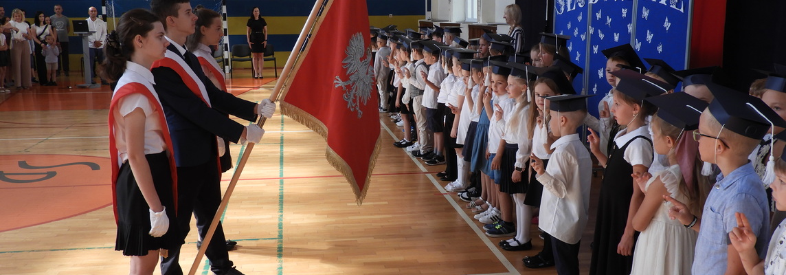 Ślubowanie klas I 2024 r - zdjęcie grupowe dzieci przed pocztem sztandarowym (2).JPG