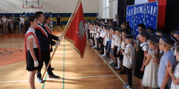 Ślubowanie klas I 2024 r - zdjęcie grupowe dzieci przed pocztem sztandarowym (2).JPG
