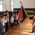 Ślubowanie klas I 2024 r - zdjęcie grupowe dzieci przed pocztem sztandarowym (4).JPG