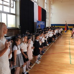 Ślubowanie klas I 2024 r - zdjęcie grupowe dzieci (8).JPG