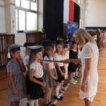Ślubowanie klas I 2024 r - zdjęcie grupowe po ślubowaniu nauczycielka pasuje dzieci na uczniów SP 43 (1).JPG