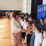 Ślubowanie klas I 2024 r - zdjęcie grupowe po ślubowaniu nauczycielka pasuje dzieci na uczniów SP 43 (2).JPG