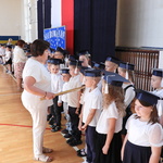 Ślubowanie klas I 2024 r - zdjęcie grupowe po ślubowaniu nauczycielka pasuje dzieci na uczniów SP 43 (3).JPG