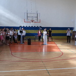 Ślubowanie klas I 2024 r - zdjęcie grupowe widok ogólny.JPG