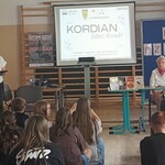 1 Pani wicedyrektor wita gości i uczniów.jpg