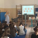 2 Prezentacja przygotowana przez bibliotekarzy Filii nr 8 - prelegentka i seniorki_ widownia.jpg