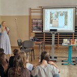 2 Prezentacja przygotowana przez bibliotekarzy Filii nr 8 - prelegentka i widownia.jpg