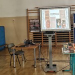 2 Prezentacja przygotowana przez bibliotekarzy Filii nr 8 - prelegentka i seniorki (4).jpg