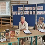 2 Prezentacja przygotowana przez bibliotekarzy Filii nr 8 - prelegentka i seniorki (7).jpg