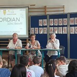 5 Podsumowanie seniorki i szkolna bibliotekarka przed słuchaczami.jpg