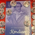 7 Książka Kordian i przypinki.jpg