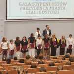 Stypendyści podczas uroczystości.jpg