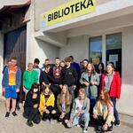 uczniowie pod budynkiem filii.jpg