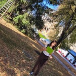Uczennica skupiona na karcie zadań. W tle rzeźba przed Białostockim Teatrem Lalek i drzewa.jpg