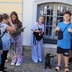 Uczniowie przy Misiu Kupidynie przy Pałacyku Gościnnym USC.jpg