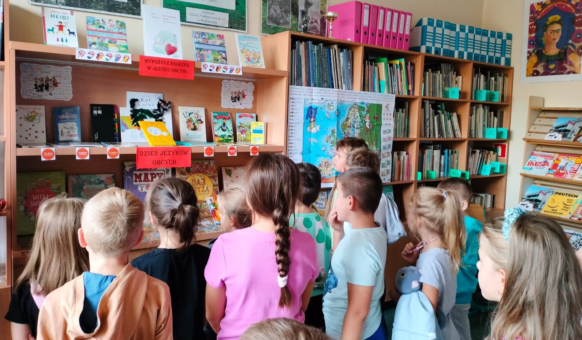 Dzieci oglądają wystawkę (2).jpg
