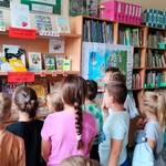 Dzieci oglądają wystawkę (2).jpg