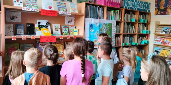 Dzieci oglądają wystawkę (2).jpg