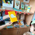 Dzieci oglądają książki z wystawki (4).jpg