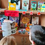 Dzieci oglądają książki z wystawki (3).jpg