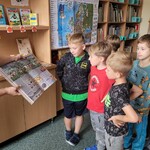 Dzieci oglądają książki z wystawki (1).jpg