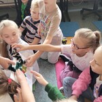 Dzieci oglądają książki z wystawki (2).jpg