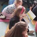 Dzieci oglądają książki z wystawki (7).jpg