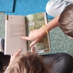 Dzieci oglądają książki z wystawki (5).jpg