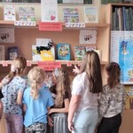 Dzieci oglądają wystawkę (3).jpg
