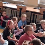 Dzieci oglądają książki z wystawki (6).jpg