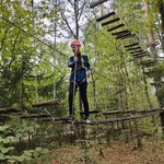 7 Chłopiec z klasy VIII B w kasku i sprzęcie alpinistycznym w parku linowym.jpg