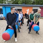 3 Uczniowie z klasy VIII B na dwóch napompowanych parówkach ścigają się do mety.jpg