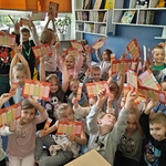 1b Dzieci z pierwszej klasy z planami lekcji i zakładkami do książek.jpg