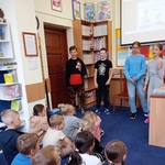 2 Uczniowie z Aktywu Bibliotecznego uczą pierwsoklasistów piosenki.jpg