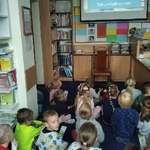 3 Dzieci z grupy 5_6 latków słuchają piosenki o zaletach czytania.jpg