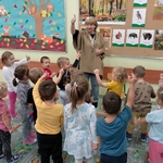 4 Dzieci z grupy 3_4 latków podczas zabawy z bibliotekarką.jpg