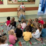 4a Dzieci z grupy 3_4 latków słuchają głośnego czytania (2).jpg