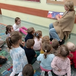 4b Dzieci z grupy 3_4 latków słuchają głośnego czytania (1).jpg