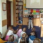 1c Dziewczynka z Aktywu Bibliotecznego czyta pierwszoklasitom.jpg