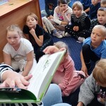 1 Dzieci słuchają głośnego czytania_2024-10-03_16:39:12.jpg