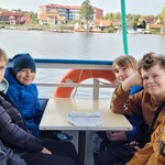 Grupa uczniów siedzi na statku.jpg