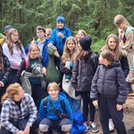 Klasa 5d z wychowawcami i zieloną gęsią.jpg