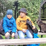 Trzech uczniów z kotem na ławce.jpg