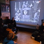 Uczniowie oglądają film o poecie K. I. Gałczyńskim i jego twórczości.jpg