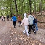 Uczniowie idą szlakiem Puszczy Piskiej - biorą udział w podchodach.jpg