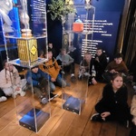 Uczniowie w Muzeum I. K. Gałczyńskiego słuchają recytacji wierszy poety.jpg