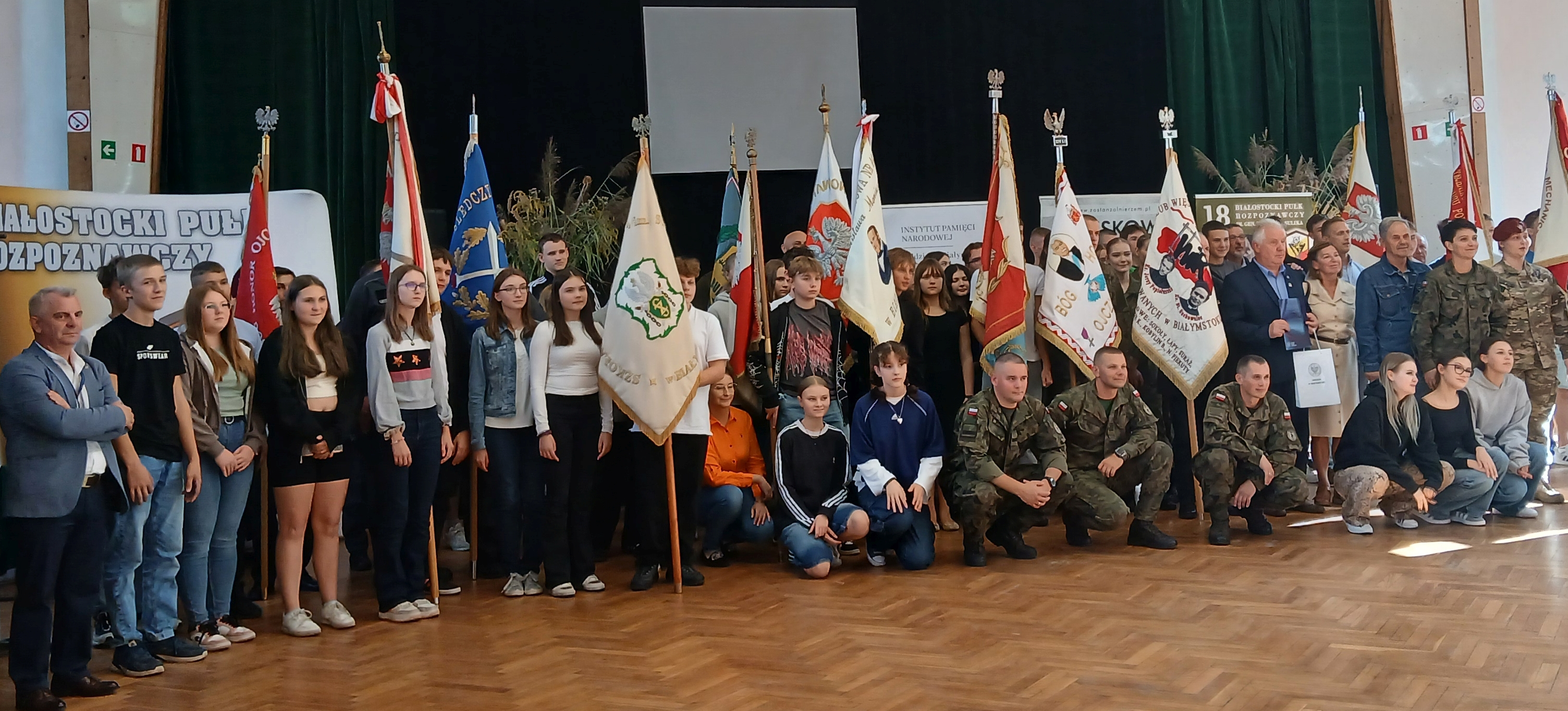 Wszyscy uczestnicy warsztatów stoją_m.jpg
