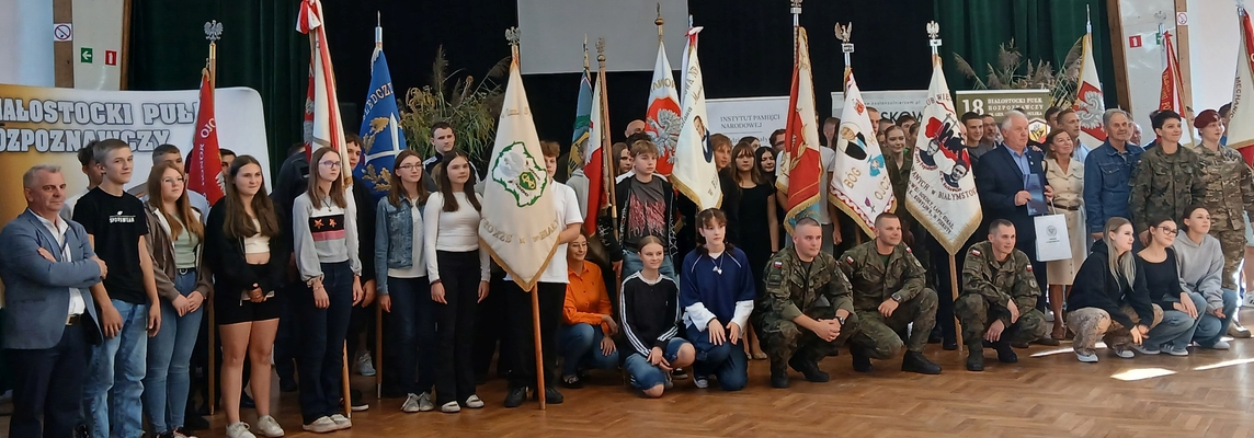 Wszyscy uczestnicy warsztatów stoją_m.jpg